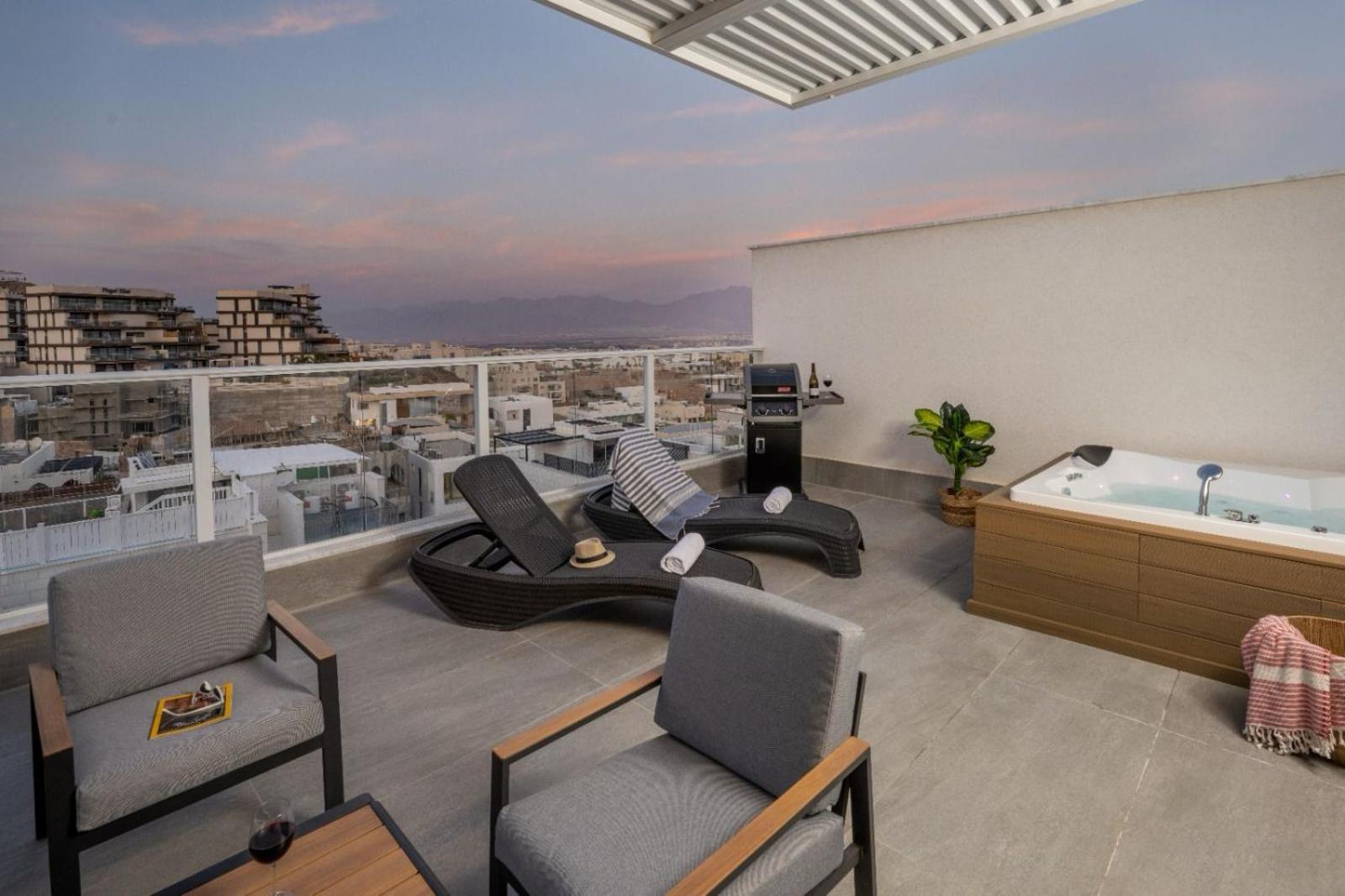 Mountain And Sea View - Penthouse With Private Pool Lägenhet Eilat Exteriör bild